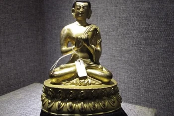 6 Tibet Bronze Red Copper 24K Gold Gilt Figure of Buddha MahaVairocana Sakyamuni
6 Tibet Bronze Red Copper 24K Gold Gilt Figure of Buddha MahaVairocana Sakyamuni