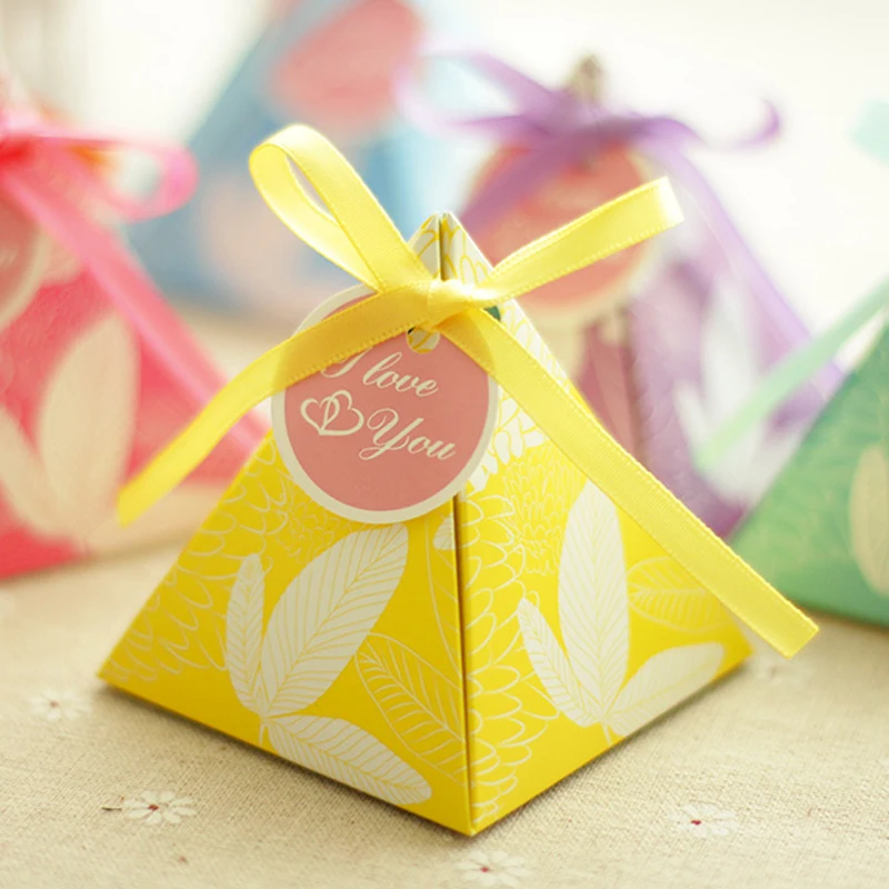(50 pieces/lot) Wedding Floral Triangular Pyramid Candy Box Baby Shower Baptism Gift Box With Ribbon For Party Favors B033
(50 pieces/lot) Wedding Floral Triangular Pyramid Candy Box Baby Shower Baptism Gift Box With Ribbon For Party Favors B033
