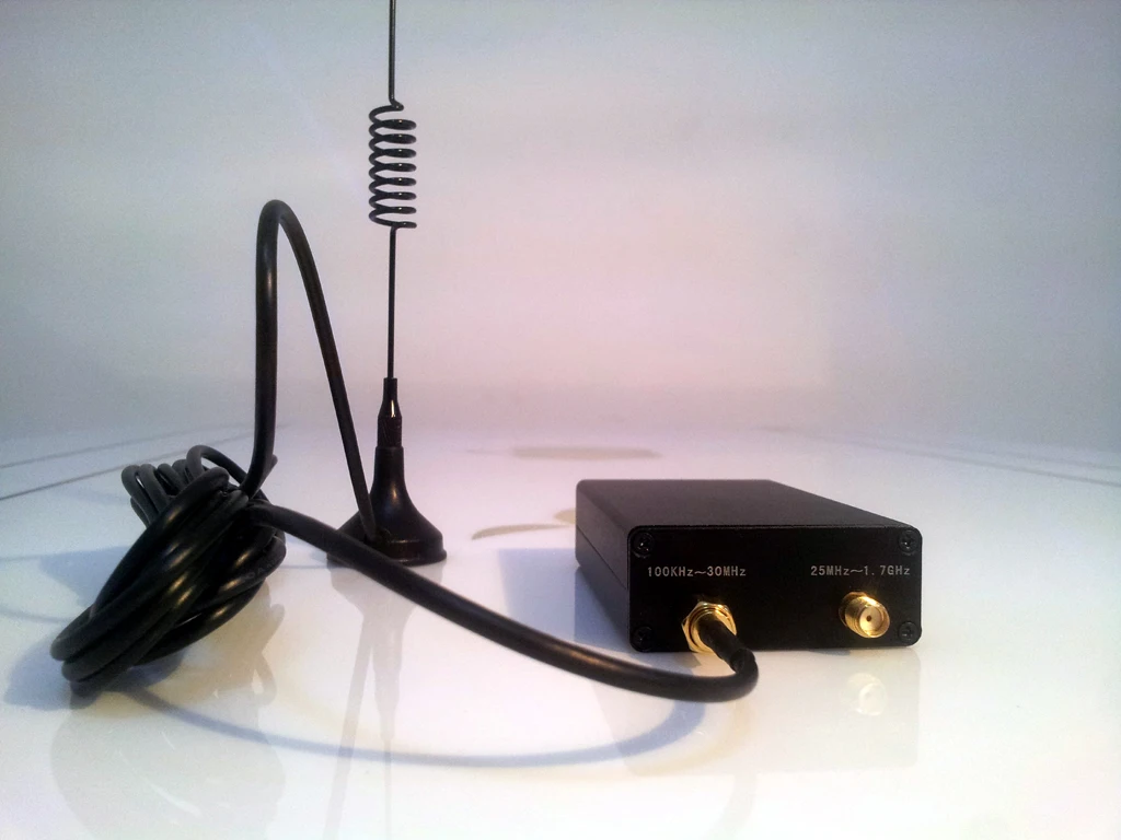 100 KHz-1.7 GHz Software Radio Full-band RTL-SDR Receiver Aviation Short-wave Broadband
100 KHz-1.7 GHz Software Radio Full-band RTL-SDR Receiver Aviation Short-wave Broadband