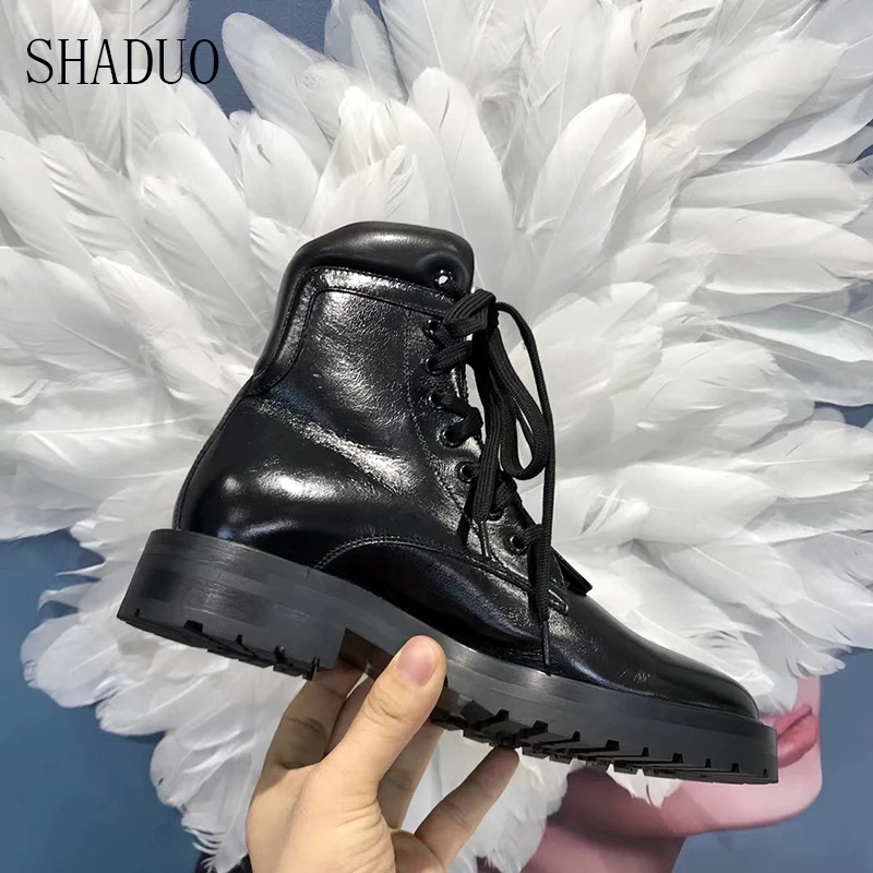 2018 shaduo top quality Black glossy lace-up locomotive boots flat zipper round head boots high to help women's shoes
2018 shaduo top quality Black glossy lace-up locomotive boots flat zipper round head boots high to help women's shoes