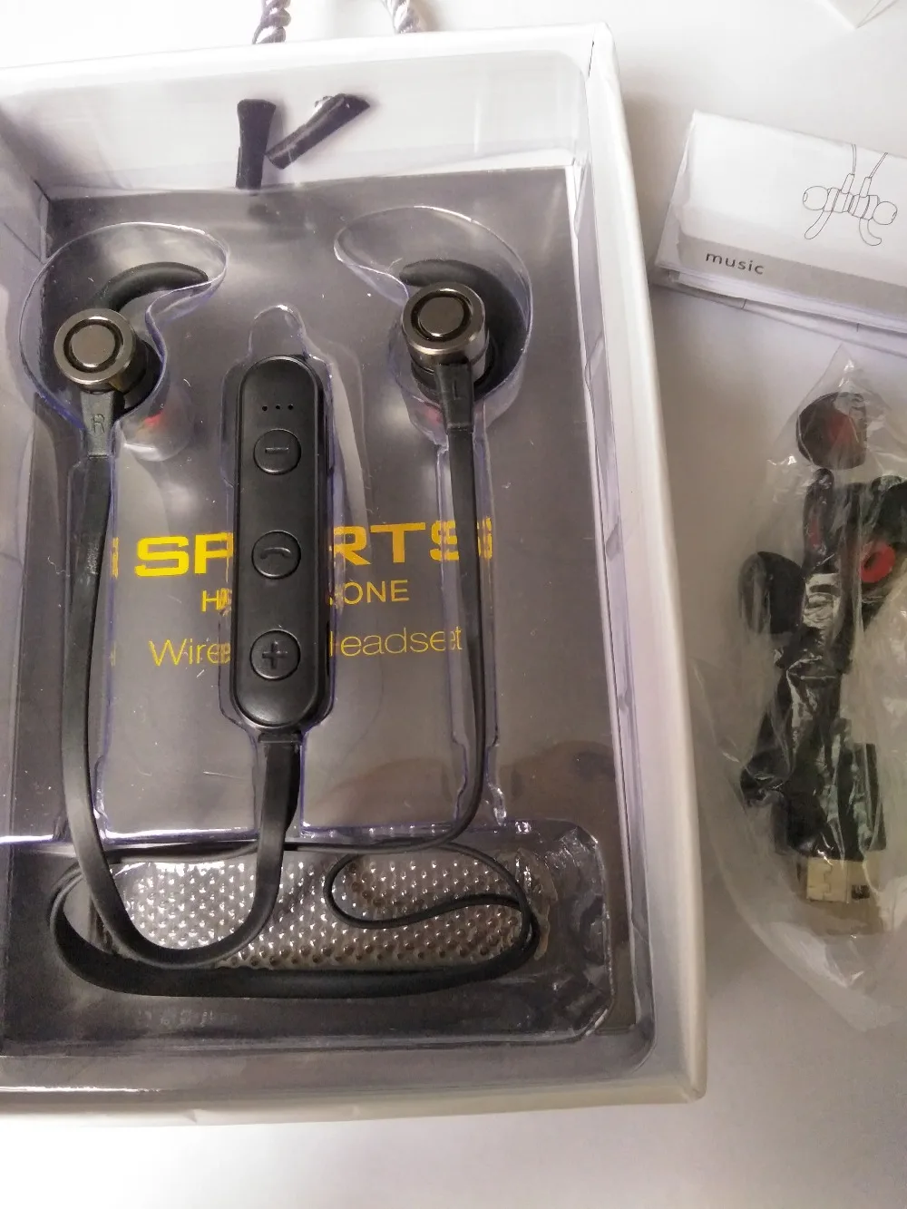 Magnetic Metal Wireless Earphone Running Sport Bluetooth Headset with Microphone with TF Memory Card Slot
Magnetic Metal Wireless Earphone Running Sport Bluetooth Headset with Microphone with TF Memory Card Slot