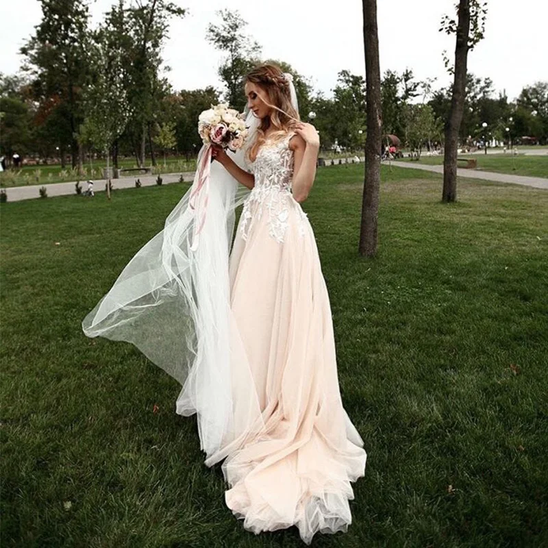 Sexy V-neck Boho Wedding Dresses Sleeveless A-line New Arrival Backless Appliques Bohemian Champagne Bridal Gowns Sweep Train
Sexy V-neck Boho Wedding Dresses Sleeveless A-line New Arrival Backless Appliques Bohemian Champagne Bridal Gowns Sweep Train
