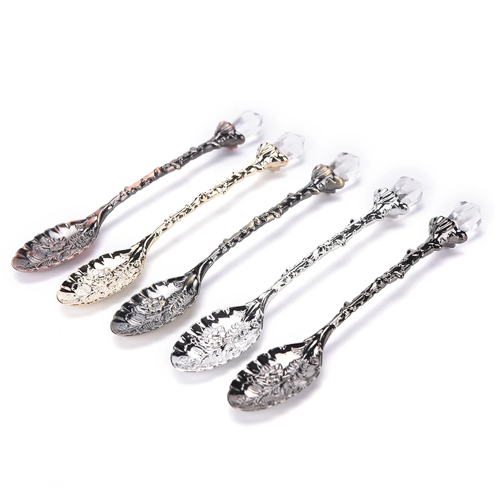 1Pc Vintage Royal Style Metal Carved Mini Coffee Spoons Fork Crystal Head Kitchen Fruit Prikkers Dessert Fork Ice Cream Scoop
1Pc Vintage Royal Style Metal Carved Mini Coffee Spoons Fork Crystal Head Kitchen Fruit Prikkers Dessert Fork Ice Cream Scoop