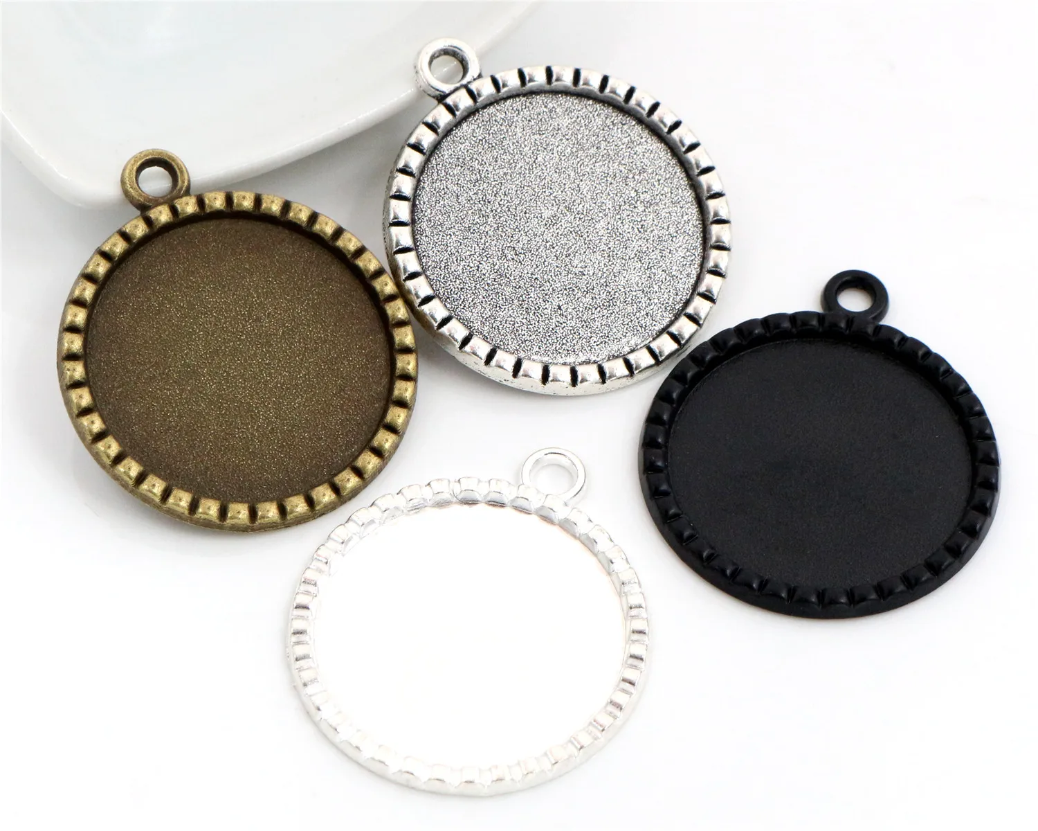 New Fashion 3pcs 25mm Inner Size 4 Colors Fashion Style Cabochon Base Setting Charms Pendant
New Fashion 3pcs 25mm Inner Size 4 Colors Fashion Style Cabochon Base Setting Charms Pendant
