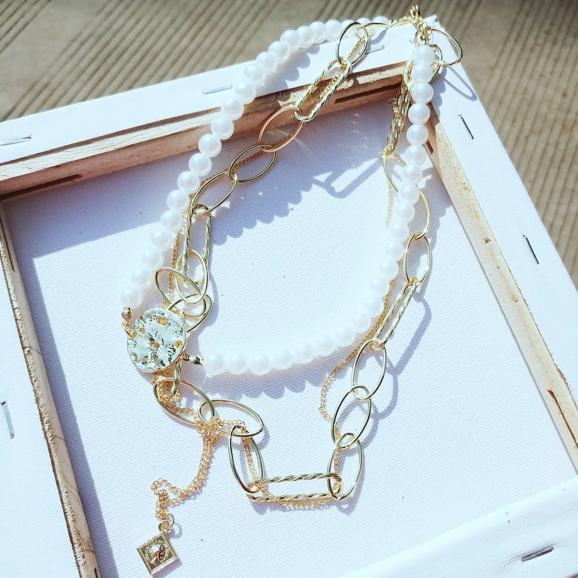 Autumn Winter Fashion Pearl Splicing Multi-layer Short-chained Pin Chain Water Drill Pearl Cheker Necklace INS Two-layer Gold de
Autumn Winter Fashion Pearl Splicing Multi-layer Short-chained Pin Chain Water Drill Pearl Cheker Necklace INS Two-layer Gold de