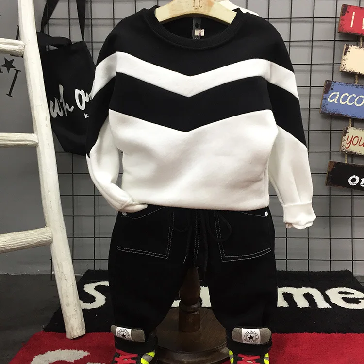Brand Autumn Fashion Children's Sweater Tracksuit Cotton Velvet T Shirt for Boy Black White Stripe Pullover Boys Casual Outfits
Brand Autumn Fashion Children's Sweater Tracksuit Cotton Velvet T Shirt for Boy Black White Stripe Pullover Boys Casual Outfits