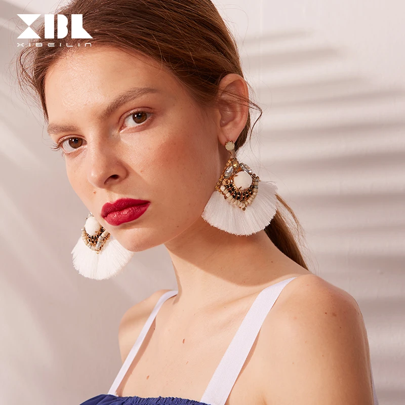 Exaggerated Atmosphere New Fan-shaped Feather Rhinestone Earrings Female Temperament Long Hair Ball Wild Net Red Pendant
Exaggerated Atmosphere New Fan-shaped Feather Rhinestone Earrings Female Temperament Long Hair Ball Wild Net Red Pendant