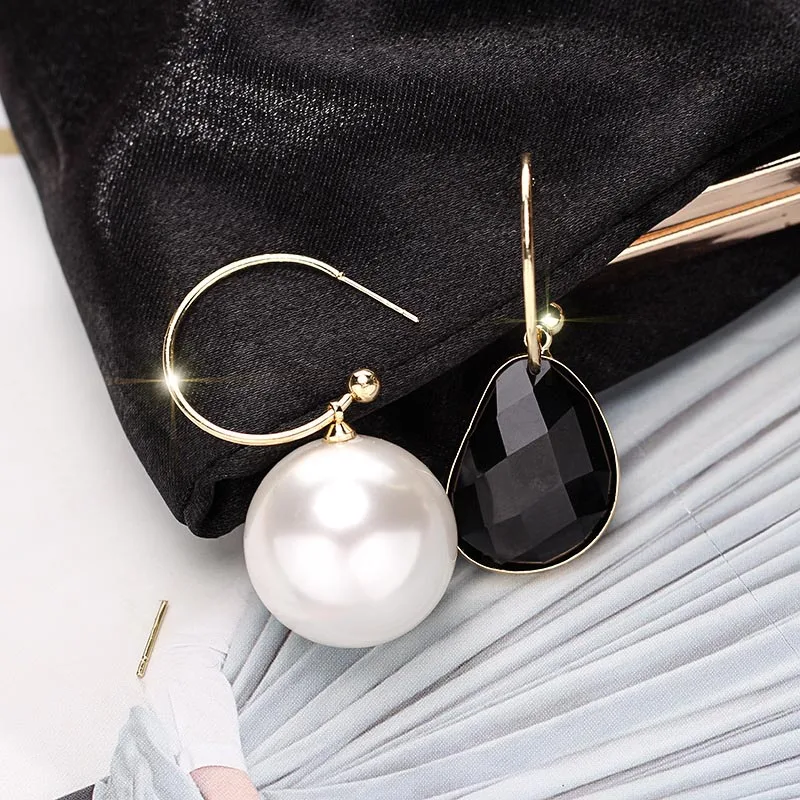 2019 Luxury Asymmetrical Big Pearl Earrings For Women Trendy Geometric Crystal Statement Hanging Earrings White Retro Earrings
2019 Luxury Asymmetrical Big Pearl Earrings For Women Trendy Geometric Crystal Statement Hanging Earrings White Retro Earrings