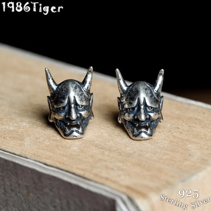 Retro 925 sterling silver vampire skeleton head stud earring man Punk old antique pure Thai silver skull earring jewelry gift
Retro 925 sterling silver vampire skeleton head stud earring man Punk old antique pure Thai silver skull earring jewelry gift