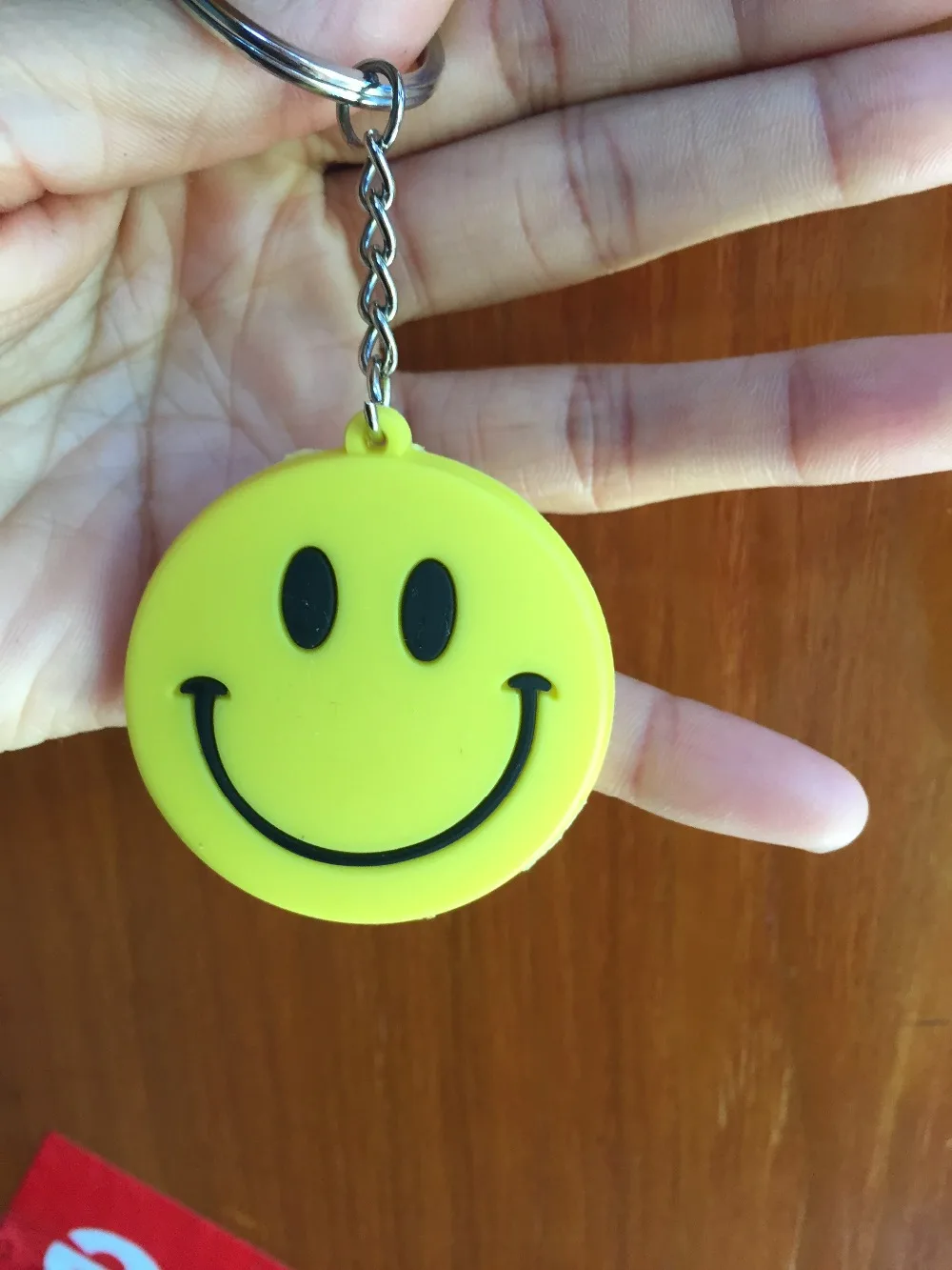 

20pcs/Lot France smiley world face keychain The Screaming Hand double sided key chain keychains gift for boys kids charm