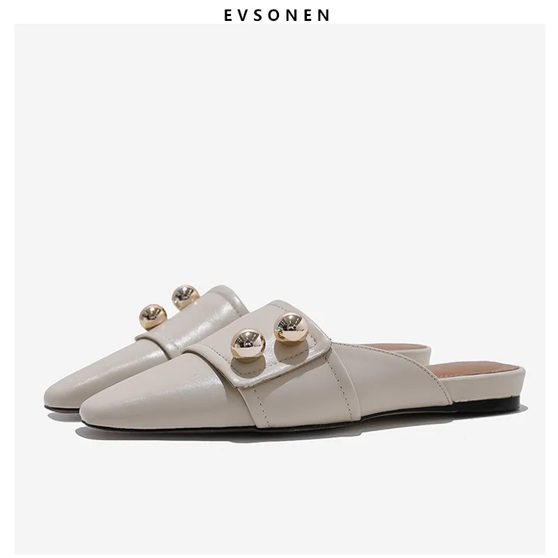 2019 Anna wears flat-soled Slacker Miller shoes with the same style of square-headed balcony and half-slippers 
2019 Anna wears flat-soled Slacker Miller shoes with the same style of square-headed balcony and half-slippers