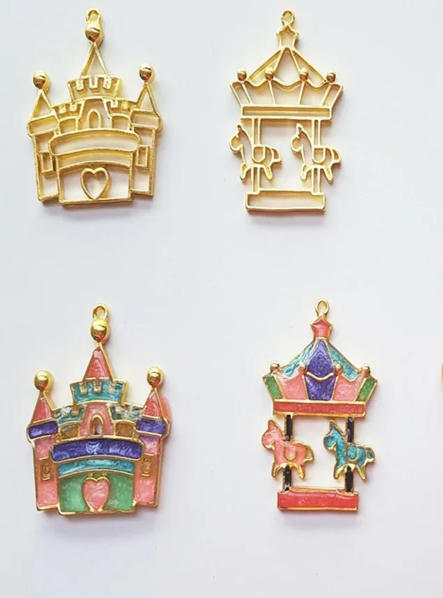 New 5 pcs/lot Christmas castle and carousel Metal Frame Pendant Gold Charm Bezel Setting Cabochon Setting UV Resin Charm
New 5 pcs/lot Christmas castle and carousel Metal Frame Pendant Gold Charm Bezel Setting Cabochon Setting UV Resin Charm
