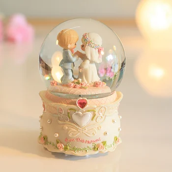 Romantic wedding gift spin floating snow crystal ball music box creative birthday gift to send girls particularly practical
Romantic wedding gift spin floating snow crystal ball music box creative birthday gift to send girls particularly practical