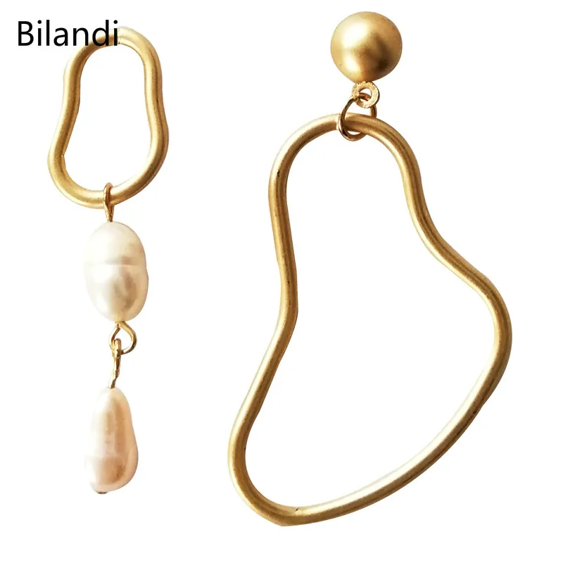 European And American Simple Irregular Shape Earrings Fashionable Metal Earrings Imitation Pearl stud earring for women 2019
European And American Simple Irregular Shape Earrings Fashionable Metal Earrings Imitation Pearl stud earring for women 2019