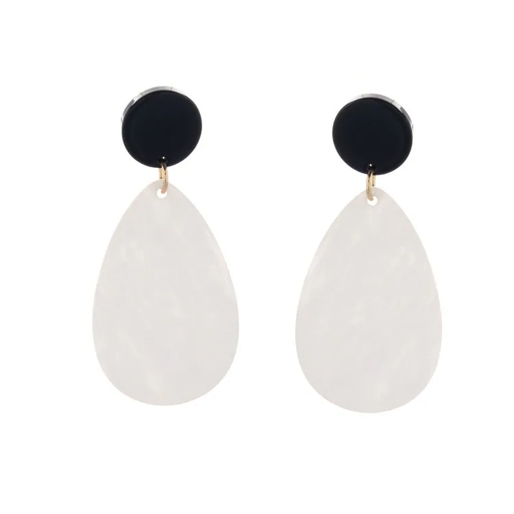Free shipping popular jewelry Black white Round long paragraph female earrings fashion retro European and American style
Free shipping popular jewelry Black white Round long paragraph female earrings fashion retro European and American style