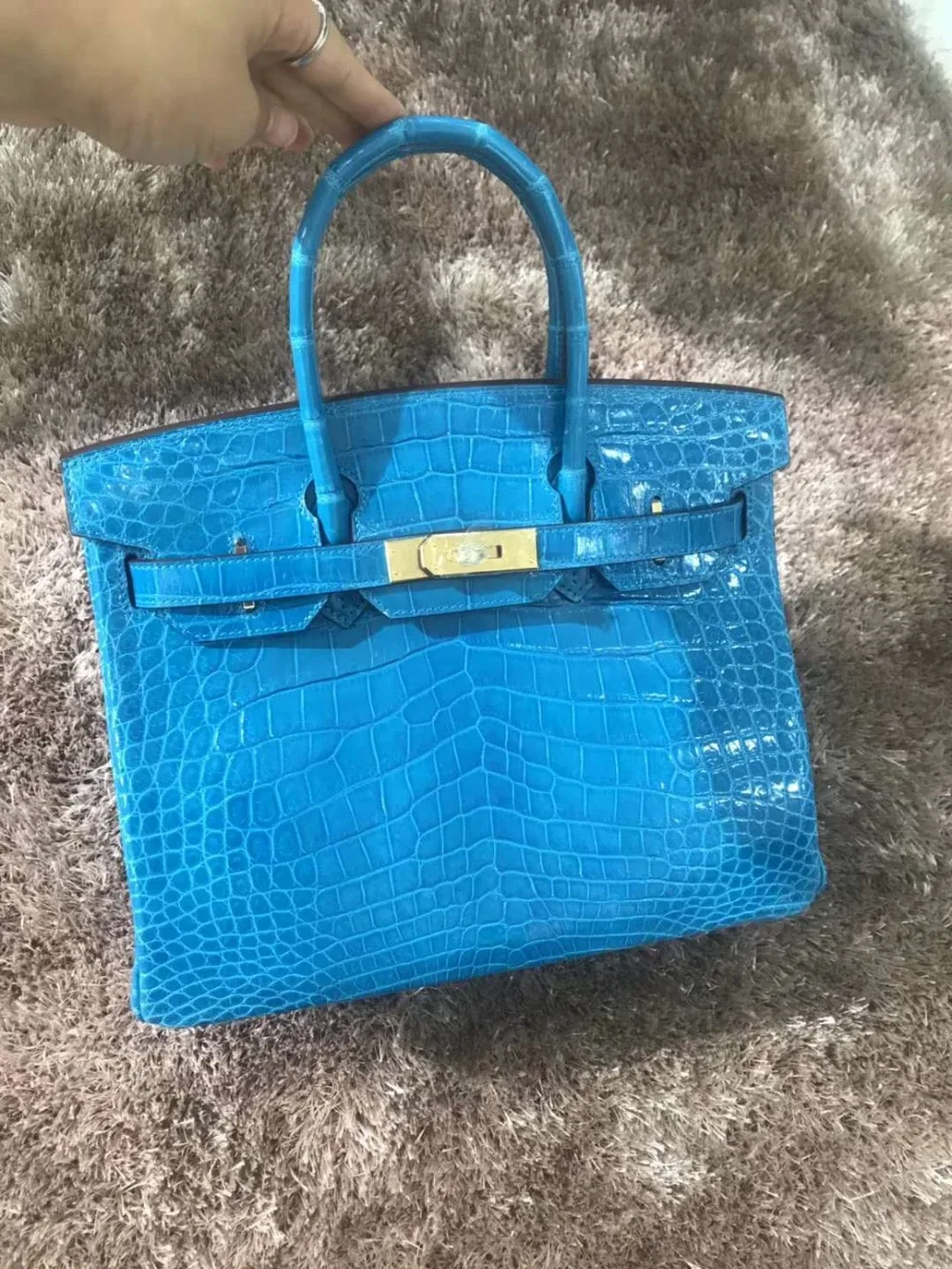 2018 latest Luxury shinny glossy patent top quality genuine crocodile skin women tote handbag gold or silver color metal parts
2018 latest Luxury shinny glossy patent top quality genuine crocodile skin women tote handbag gold or silver color metal parts