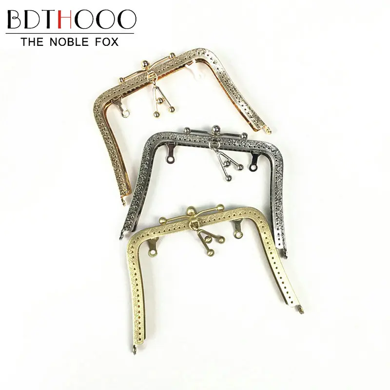 BDTHOOO 10pcs 16.5cm Metal Embossed Purse Frames Kiss Clasp Lock for DIY Handbag Handle Pendant Clasp Folder Bag Accessories
BDTHOOO 10pcs 16.5cm Metal Embossed Purse Frames Kiss Clasp Lock for DIY Handbag Handle Pendant Clasp Folder Bag Accessories