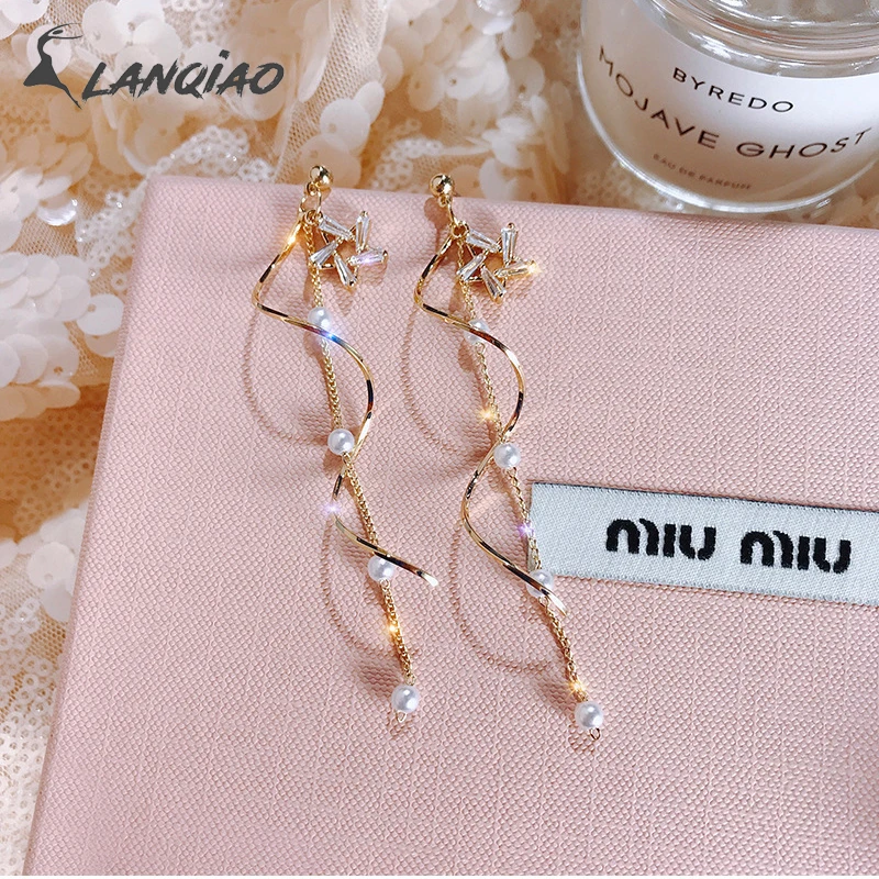 2019 Korean Fashion Curved Shape Drop Earrings Water Crystal Five-pointed Star Gold Color simulated Pearl Tassel Long Earring
2019 Korean Fashion Curved Shape Drop Earrings Water Crystal Five-pointed Star Gold Color simulated Pearl Tassel Long Earring