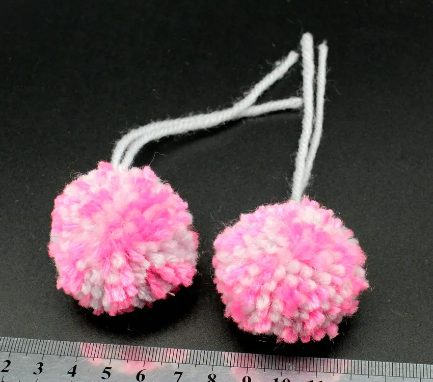 70pcs POMS - hand made Yarn Pom Poms - Medium 45mm with 2 threads tail - Pink and light grey Multi mix
70pcs POMS - hand made Yarn Pom Poms - Medium 45mm with 2 threads tail - Pink and light grey Multi mix