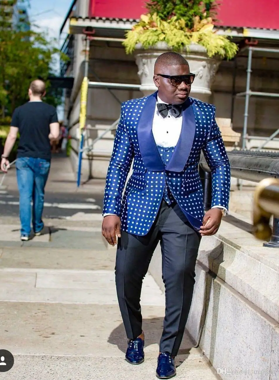 New Arrival One Button Groomsmen Shawl Lapel Groom Tuxedos Men Suits Wedding/Prom Best Man Blazer ( Jacket+Pants+Vest+Tie)A90
New Arrival One Button Groomsmen Shawl Lapel Groom Tuxedos Men Suits Wedding/Prom Best Man Blazer ( Jacket+Pants+Vest+Tie)A90