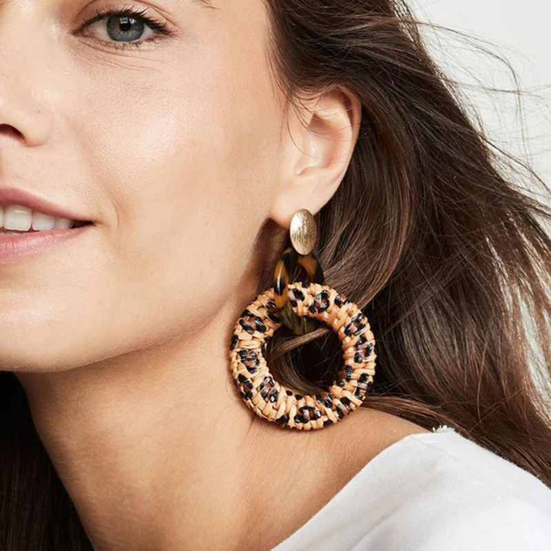 AENSOA New Unique Bohemian Handmade Rattan Drop Earrings for Women Leopard Print Splice Wedding Jewelry Pendants Gift
AENSOA New Unique Bohemian Handmade Rattan Drop Earrings for Women Leopard Print Splice Wedding Jewelry Pendants Gift