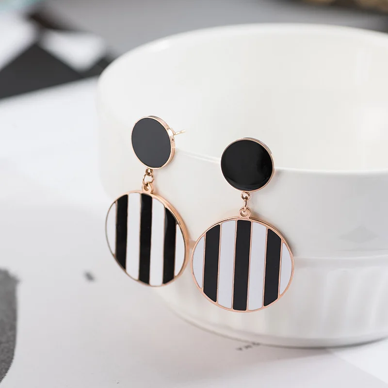 2019 New Fashion Classic Black White Stripes Metal Earring Simple Round Statement Drop Earrings For Women Ear Jewelry EK169
2019 New Fashion Classic Black White Stripes Metal Earring Simple Round Statement Drop Earrings For Women Ear Jewelry EK169
