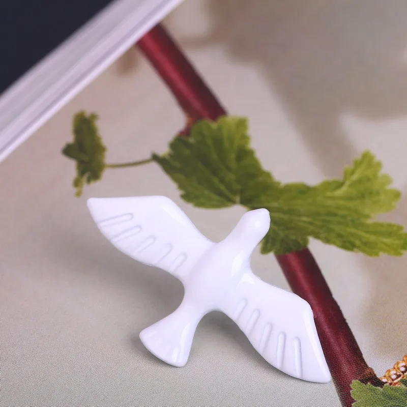 Korean Personality Literary Fresh Retro Metal Paint White Dove Peace Dove Brooch Brooch Badge Fashion Collar Pin Jewelry
Korean Personality Literary Fresh Retro Metal Paint White Dove Peace Dove Brooch Brooch Badge Fashion Collar Pin Jewelry
