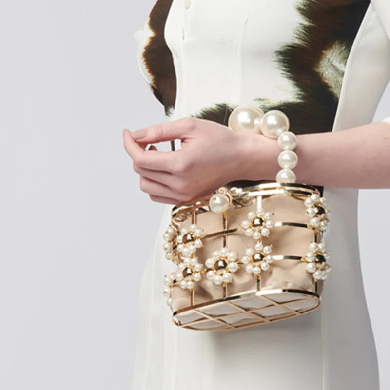 Luxury Qood Quality Metal Rhinestone Hollow Basket Design Women Party Handbag Evening Bag Female Bolsa Totes Pearl Handle Bag
Luxury Qood Quality Metal Rhinestone Hollow Basket Design Women Party Handbag Evening Bag Female Bolsa Totes Pearl Handle Bag