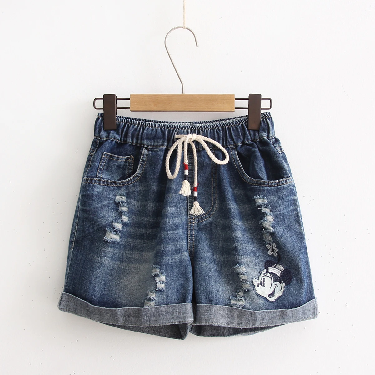 Vintage Women's Denim Shorts new summer fashion embroidery Hem Flanging Frazzle High waist jeans shorts Lace-up Loose bottoms
Vintage Women's Denim Shorts new summer fashion embroidery Hem Flanging Frazzle High waist jeans shorts Lace-up Loose bottoms