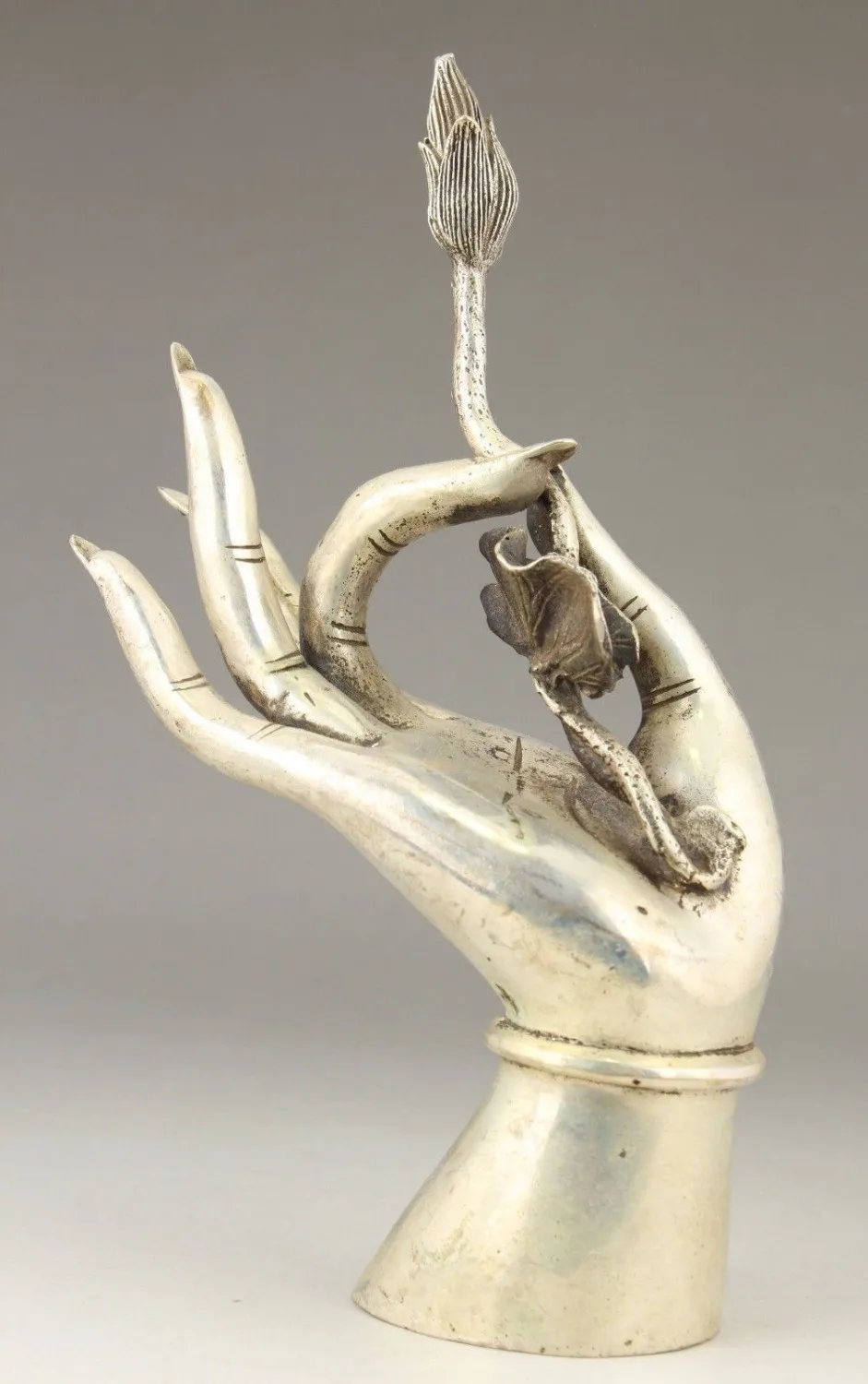 Metal Crafts tibet silver Handwork Carving Buddha Kwan-yin Collectable Hand Statue fast SHIPPING
Metal Crafts tibet silver Handwork Carving Buddha Kwan-yin Collectable Hand Statue fast SHIPPING