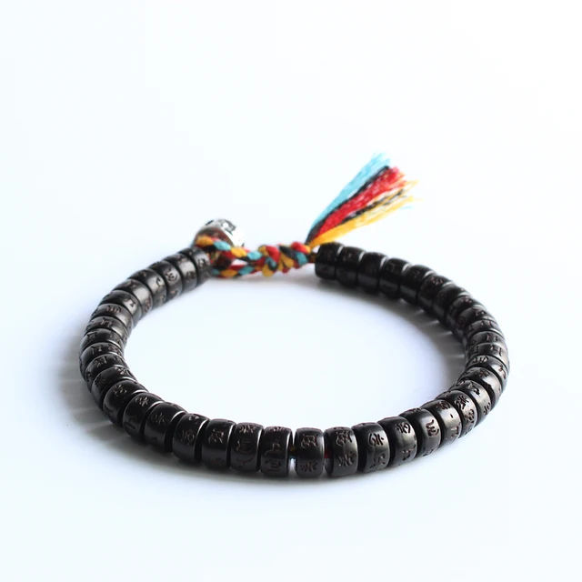 Bracelet tressé à la main bouddhiste tibétain avec fil de coton Bracelet noeuds chanceux Fils de coton tressé à la main bouddhiste tibétain Bracelet noeuds chanceux Bracelet perles de coquille de noix de coco naturelles sculptées Om Mani Padme Hum Bracelet