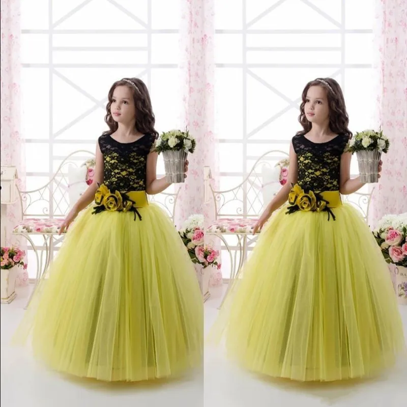 Princess Ball Gown Tulle Flower Girl Dress with Black Lace on Top Handmade Flower Sleeveless Custom Made Pageant Gowns Vestidos
Princess Ball Gown Tulle Flower Girl Dress with Black Lace on Top Handmade Flower Sleeveless Custom Made Pageant Gowns Vestidos