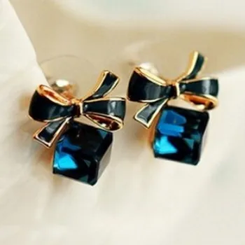 Fashion New Exquisite Crystal Blue Water Cube Box Cube Stone Bow Couple Earrings Jewelry Wholesale Earrings For Women Oorbellen
Fashion New Exquisite Crystal Blue Water Cube Box Cube Stone Bow Couple Earrings Jewelry Wholesale Earrings For Women Oorbellen