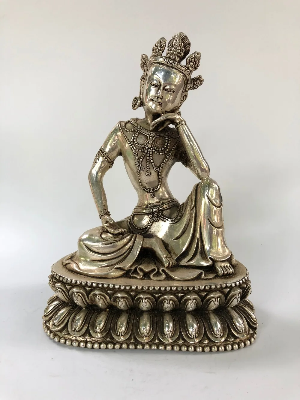 Chinese Collection Copper Stream Silver Guanyin Statue Decoration Home Decoration Crafts
Chinese Collection Copper Stream Silver Guanyin Statue Decoration Home Decoration Crafts