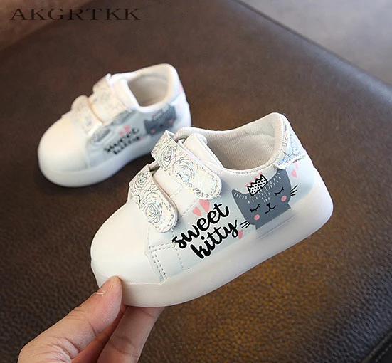 Children's new style with LED lights fashion casual children's shoesLovely cartoon board shoes with soft slip-resistant and wear
Children's new style with LED lights fashion casual children's shoesLovely cartoon board shoes with soft slip-resistant and wear