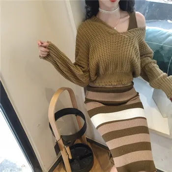 2018 New Autumn Winter V-Neck Women Two Piece Set Casual Fashion Pullover Sweater And Striped Split Dress Knitted Suits
2018 New Autumn Winter V-Neck Women Two Piece Set Casual Fashion Pullover Sweater And Striped Split Dress Knitted Suits