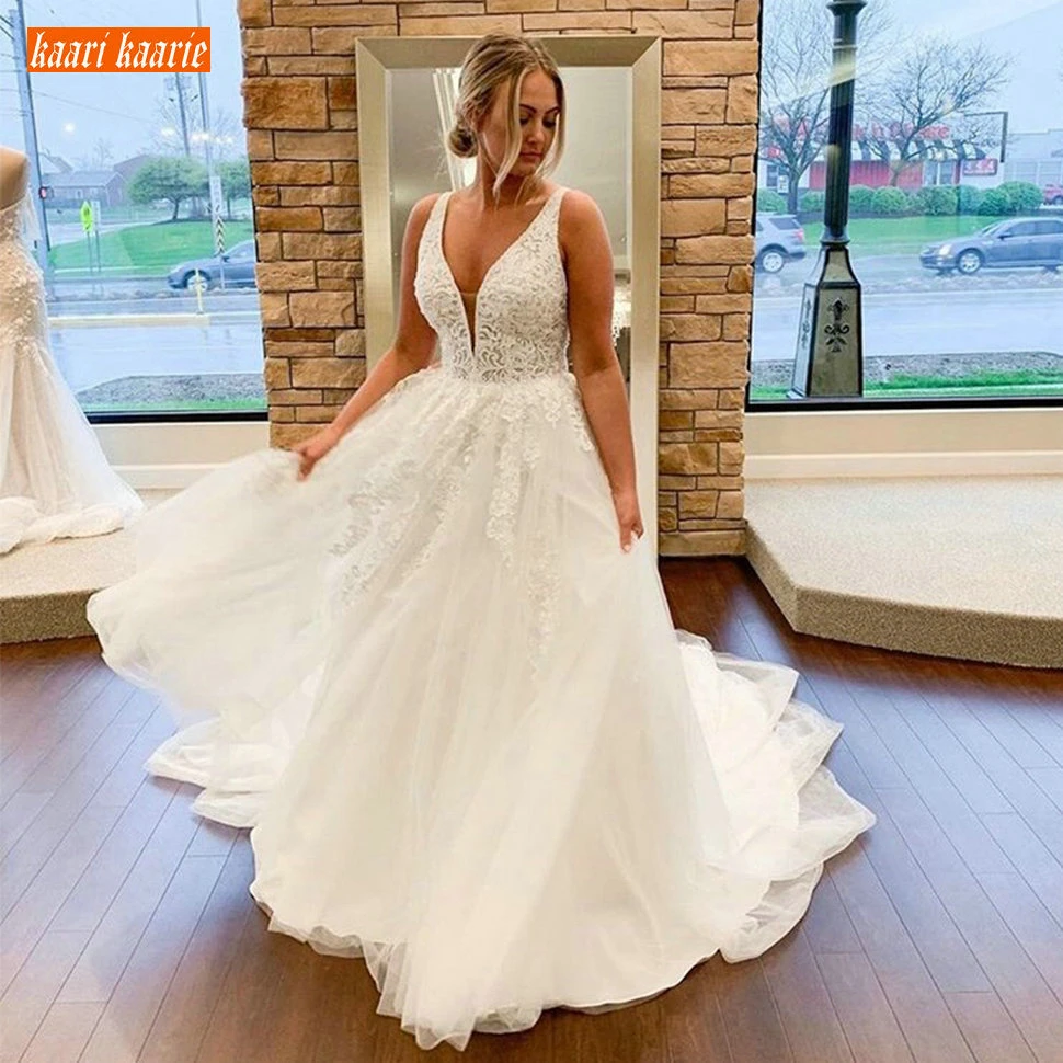 Aristocratic Boho Tulle V Neck Wedding Dresses White Sleeveless Appliques Lace Bridal Dress Long Party Ivory Beach Weddnig Gowns
Aristocratic Boho Tulle V Neck Wedding Dresses White Sleeveless Appliques Lace Bridal Dress Long Party Ivory Beach Weddnig Gowns