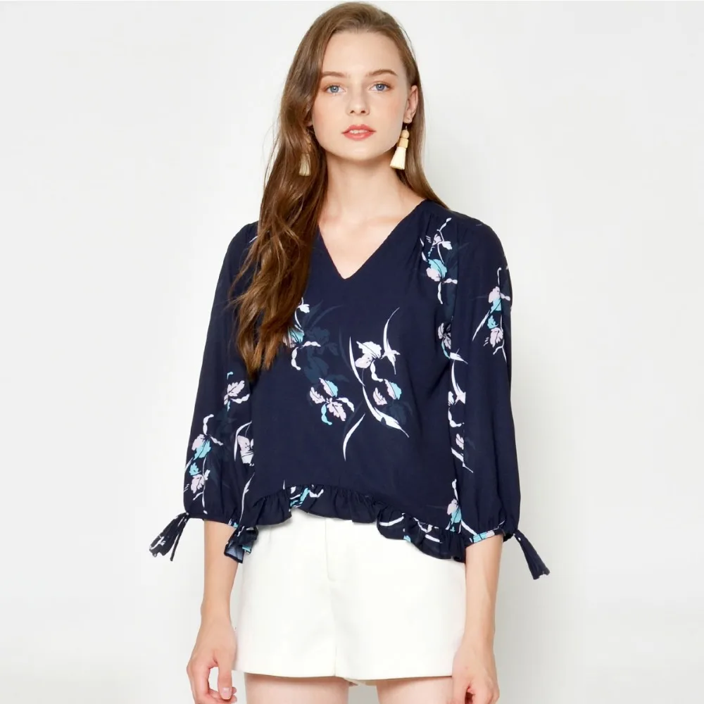 2019 fashion design women V neck short blouse plus size three quarters sleeves floral print women chiffon tops blue color
2019 fashion design women V neck short blouse plus size three quarters sleeves floral print women chiffon tops blue color
