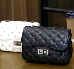 The new European and American fashion simple small bag retro lock chain handbag shoulder Messenger bag
The new European and American fashion simple small bag retro lock chain handbag shoulder Messenger bag
