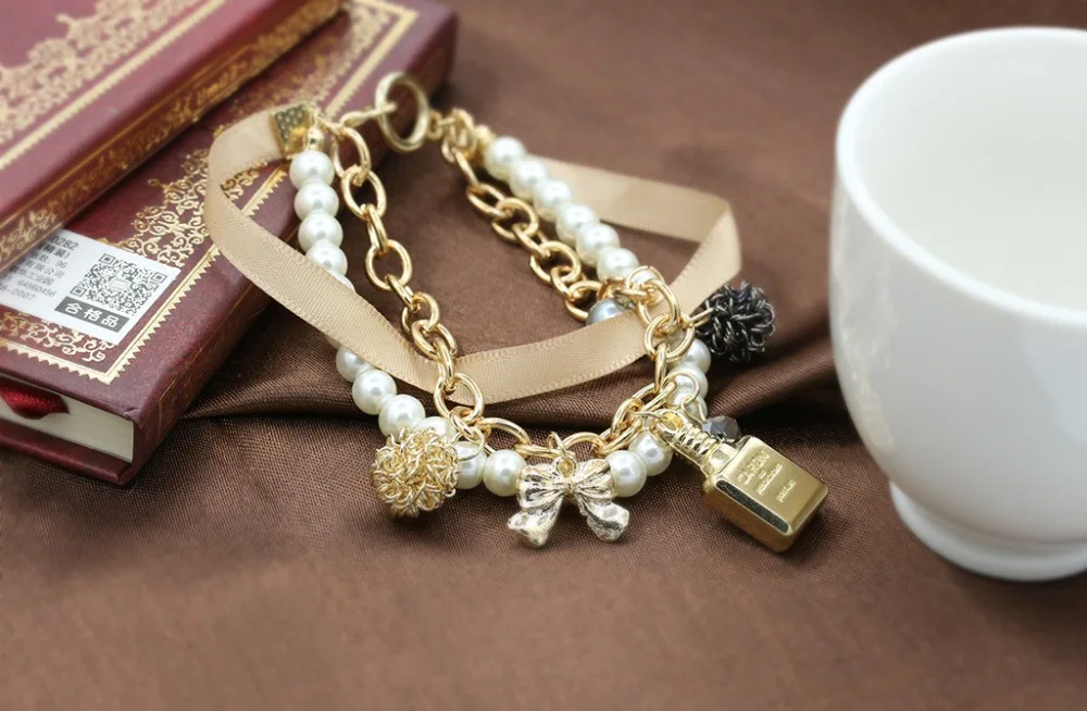 The new perfume bottle for girls is decorated with pearl ribbon crystal bracelet with bow
The new perfume bottle for girls is decorated with pearl ribbon crystal bracelet with bow