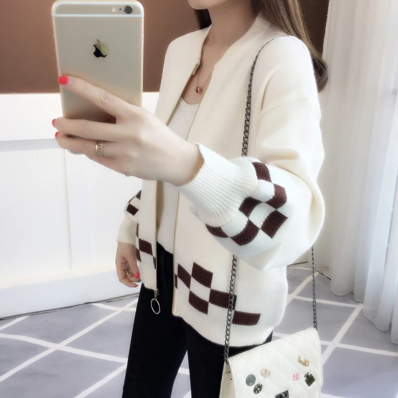 2018 autumn style new Korean version, women's wear, short, color, knitted cardigan, loose sleeve, sweater, coat, woman.
2018 autumn style new Korean version, women's wear, short, color, knitted cardigan, loose sleeve, sweater, coat, woman.