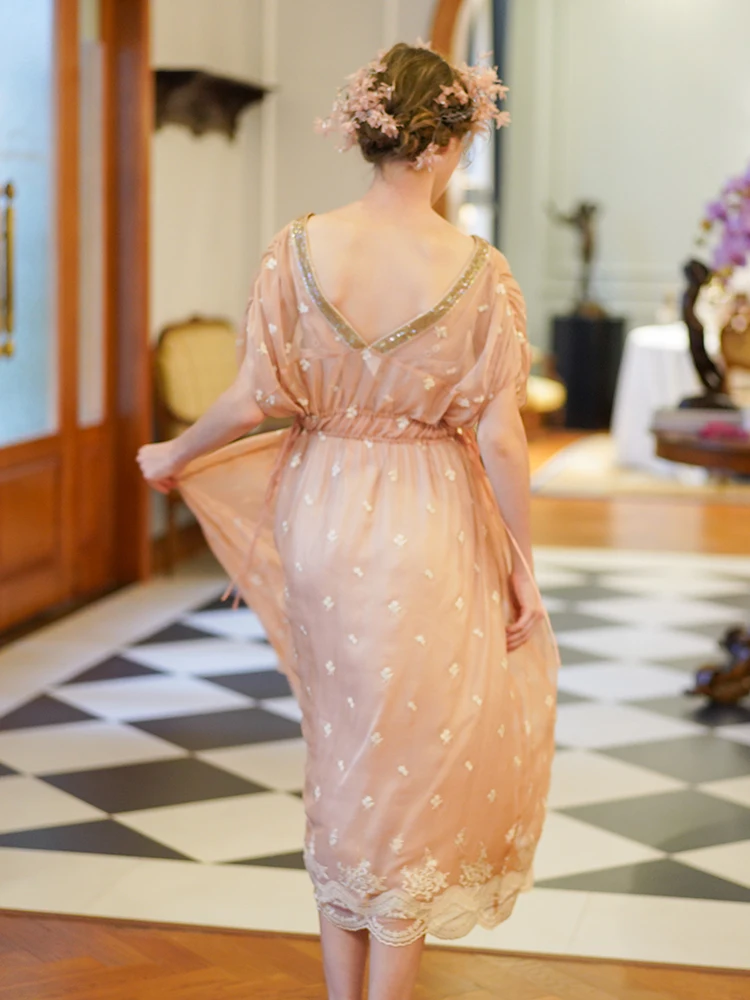 LYNETTE'S CHINOISERIE Spring Summer New Original Design Women Exquisite Embroidery French Mori Girls Vintage Pink V-neck Dresses
LYNETTE'S CHINOISERIE Spring Summer New Original Design Women Exquisite Embroidery French Mori Girls Vintage Pink V-neck Dresses