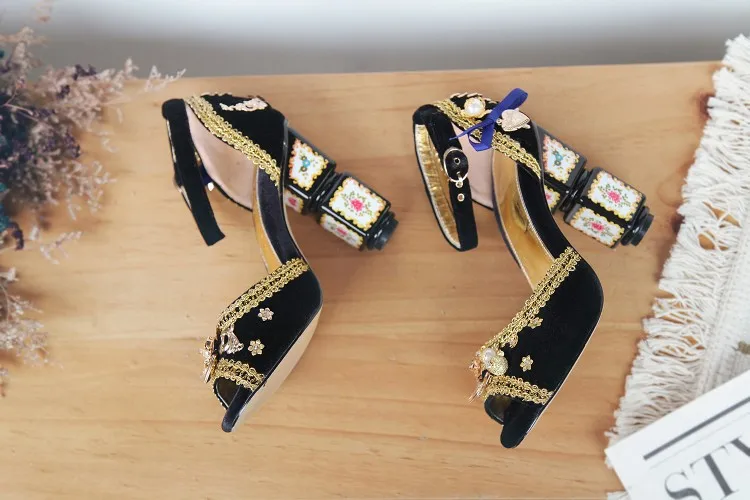 Ravrry Muit-color Retro Style Pearl Buckle Strap Shoes Open Toe Square Heels Sandal Flower Prints High Sandal
Ravrry Muit-color Retro Style Pearl Buckle Strap Shoes Open Toe Square Heels Sandal Flower Prints High Sandal