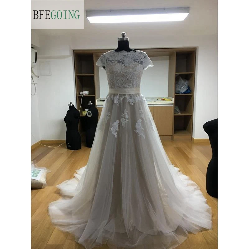 Ivory Lace Champagne Satin Appliques Scoop A-line Wedding dresses Chapel Train Cap Sleeves Bridal Gown Custom made
Ivory Lace Champagne Satin Appliques Scoop A-line Wedding dresses Chapel Train Cap Sleeves Bridal Gown Custom made