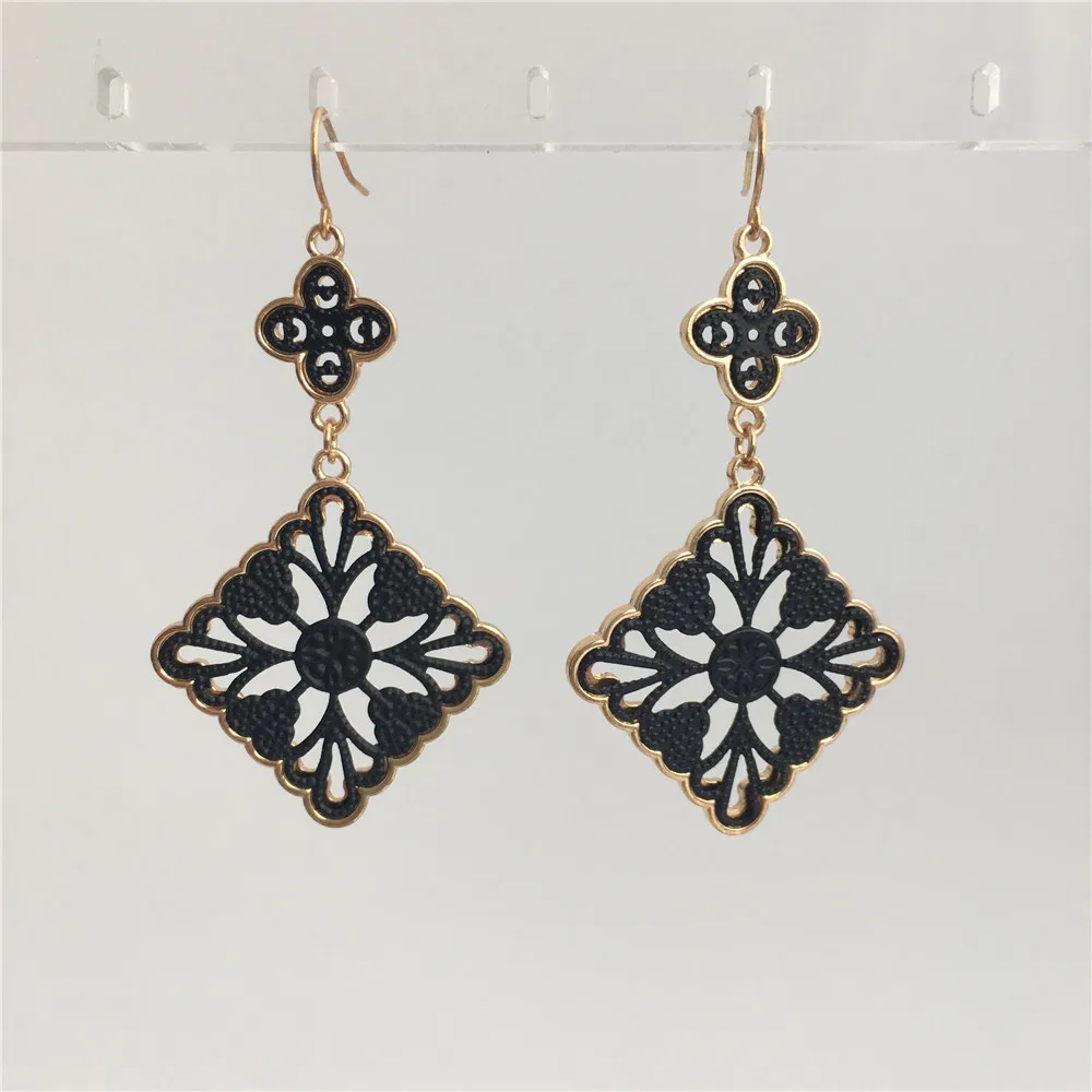 PRETTY WOMEN EARRING GOLD COLOR PLATING WITH BLACK FLOWER FILIGREE DROP EARRINGS FOR WOMEN GIRL
PRETTY WOMEN EARRING GOLD COLOR PLATING WITH BLACK FLOWER FILIGREE DROP EARRINGS FOR WOMEN GIRL