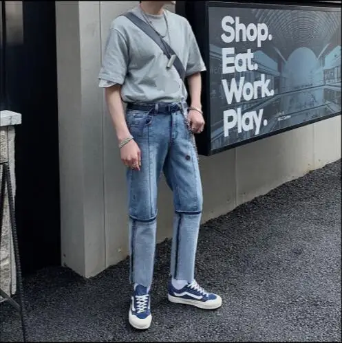 Summer thin casual loose straight tube stitching back edge leg men's jeans trend nine point pants.
Summer thin casual loose straight tube stitching back edge leg men's jeans trend nine point pants.