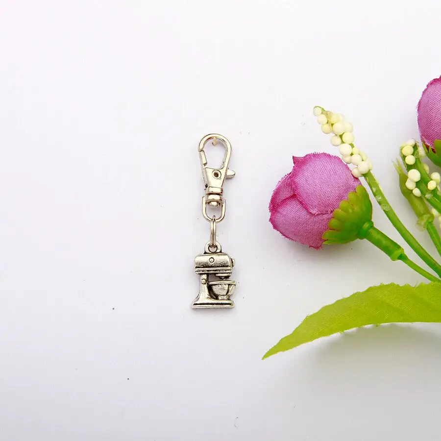 Hot 50pcs Zinc Alloy Plating Silver Embroidered Shoes Charm Rotating Lobster Clasp Keychain Key Chain Accessories For Women G850
Hot 50pcs Zinc Alloy Plating Silver Embroidered Shoes Charm Rotating Lobster Clasp Keychain Key Chain Accessories For Women G850