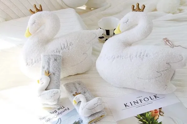 1pair 34cm cartoon pure crown swan plush cotton car safety belt cover headrest Vehicle rest pacify neck pillow stuffed toy
1pair 34cm cartoon pure crown swan plush cotton car safety belt cover headrest Vehicle rest pacify neck pillow stuffed toy