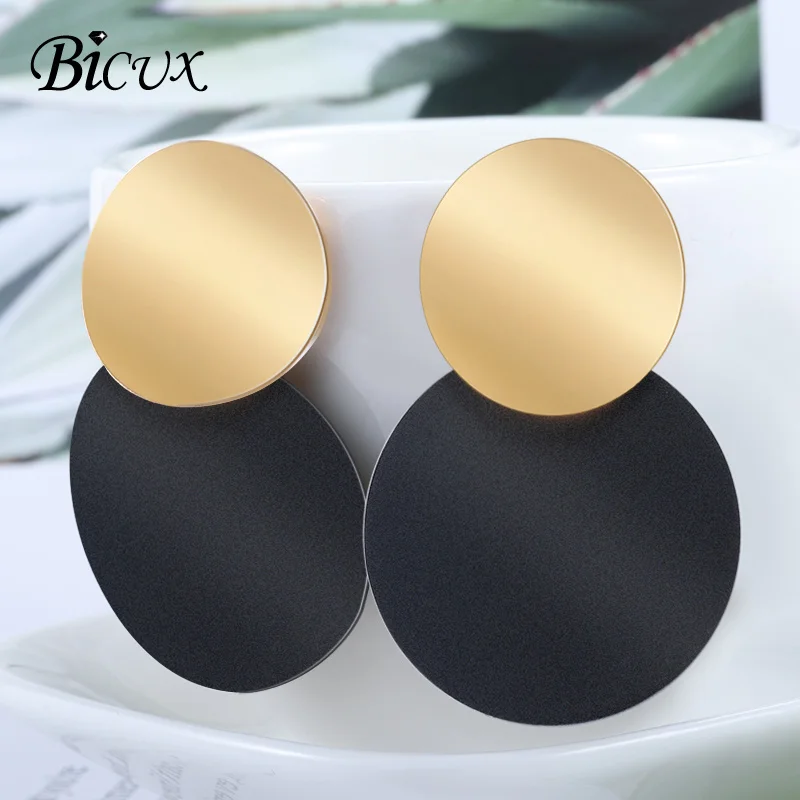 BICUX Fashion Simple Round Metal Dangle Drop Earrings for Women Girl Korean Style Smooth Gold Black Splice Femme Earring Jewelry
BICUX Fashion Simple Round Metal Dangle Drop Earrings for Women Girl Korean Style Smooth Gold Black Splice Femme Earring Jewelry