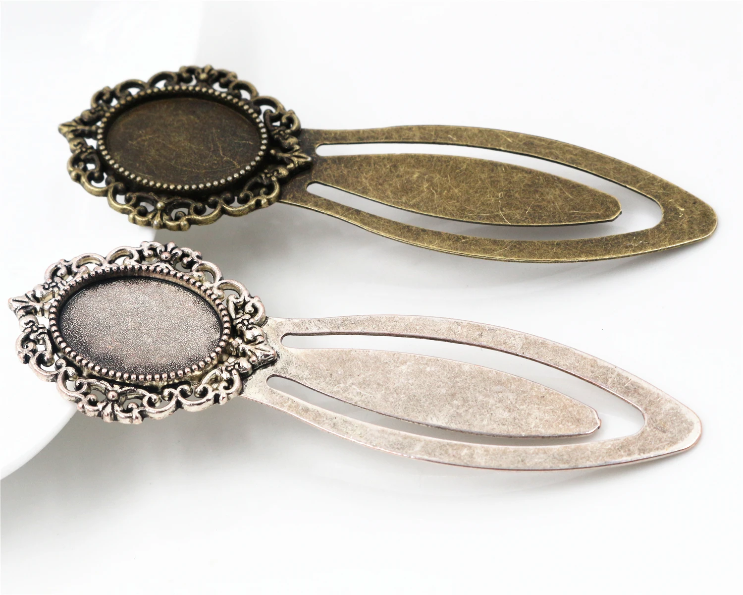 New Fashion 2pcs 13x18mm Inner Size Antique Silver And Bronze Simple Style Handmade Bookmark Cabochon Base Cameo Setting
New Fashion 2pcs 13x18mm Inner Size Antique Silver And Bronze Simple Style Handmade Bookmark Cabochon Base Cameo Setting